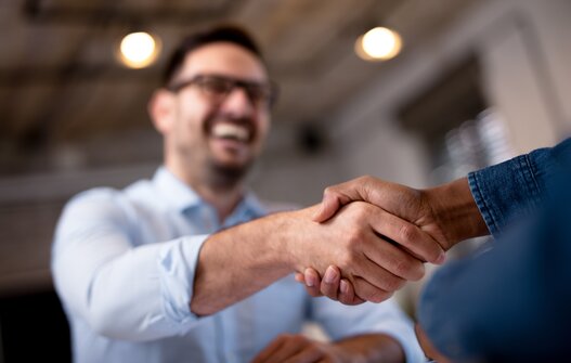 AETNA GROUP SE TOURNE VERS L'AVENIR  EN COLLABORANT AVEC DES ÉTABLISSEMENTS D'ENSEIGNEMENT ET DES UNIVERSITÉS