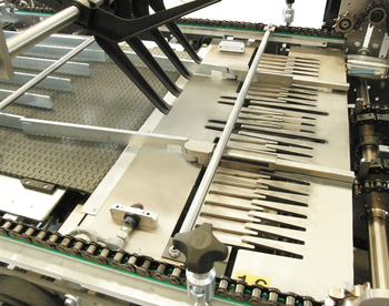 RETRACTABLE COLLATING PLATE