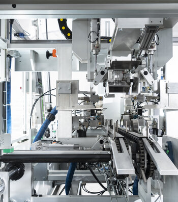 adjustment of package size by servomotors